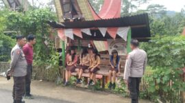 Petugas Polsek Sangalla saat memberikan arahan kepada pelajar yang kedapatan bolos sekolah dalam patroli kamtibmas di Tana Toraja, Selasa (6/5/2025) (Foto: Humas).