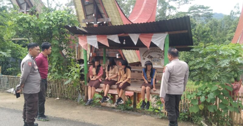 Petugas Polsek Sangalla saat memberikan arahan kepada pelajar yang kedapatan bolos sekolah dalam patroli kamtibmas di Tana Toraja, Selasa (6/5/2025) (Foto: Humas).