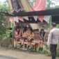 Petugas Polsek Sangalla saat memberikan arahan kepada pelajar yang kedapatan bolos sekolah dalam patroli kamtibmas di Tana Toraja, Selasa (6/5/2025) (Foto: Humas).
