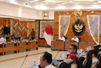 Suasana rapat koordinasi lintas kementerian yang dipimpin Menko Polhukam Budi Gunawan dalam rangka peresmian Satgas Anti-Premanisme, berlangsung di Jakarta, Selasa malam, (6/5/2025) (Foto: Istimewa).