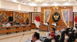 Suasana rapat koordinasi lintas kementerian yang dipimpin Menko Polhukam Budi Gunawan dalam rangka peresmian Satgas Anti-Premanisme, berlangsung di Jakarta, Selasa malam, (6/5/2025) (Foto: Istimewa).