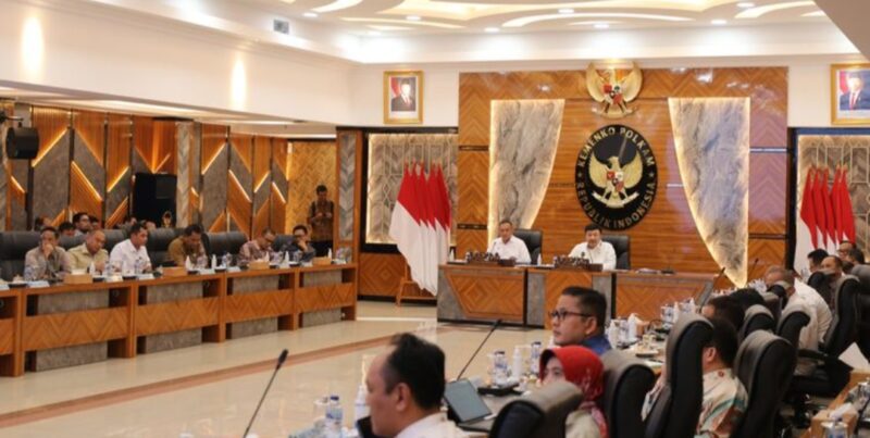 Suasana rapat koordinasi lintas kementerian yang dipimpin Menko Polhukam Budi Gunawan dalam rangka peresmian Satgas Anti-Premanisme, berlangsung di Jakarta, Selasa malam, (6/5/2025) (Foto: Istimewa).