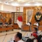 Suasana rapat koordinasi lintas kementerian yang dipimpin Menko Polhukam Budi Gunawan dalam rangka peresmian Satgas Anti-Premanisme, berlangsung di Jakarta, Selasa malam, (6/5/2025) (Foto: Istimewa).