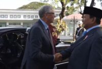 Presiden RI Prabowo Subianto menyambut Bill Gates dengan jabatan tangan hangat saat turun dari mobil di Istana Merdeka, Jakarta, Rabu pagi, (7/5/2025) (Foto: Istimewa).