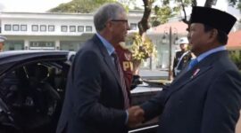 Presiden RI Prabowo Subianto menyambut Bill Gates dengan jabatan tangan hangat saat turun dari mobil di Istana Merdeka, Jakarta, Rabu pagi, (7/5/2025) (Foto: Istimewa).