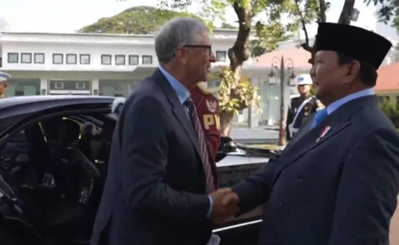 Presiden RI Prabowo Subianto menyambut Bill Gates dengan jabatan tangan hangat saat turun dari mobil di Istana Merdeka, Jakarta, Rabu pagi, (7/5/2025) (Foto: Istimewa).
