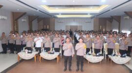 Kapolda Sulsel Irjen Pol. Rusdi Hartono dihadapan personilnya menegaskan netralitas dan tanggung jawab Polri saat kunjungan kerja di Polres Palopo, Rabu, (7/5/2025) (Foto: Istimewa).