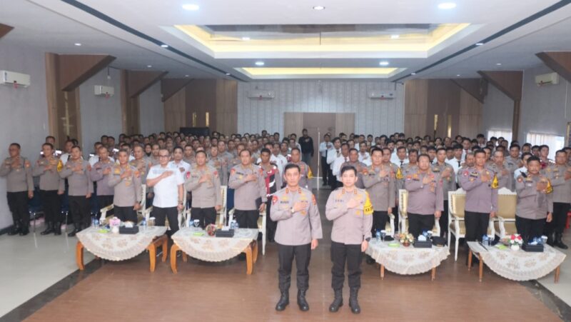 Kapolda Sulsel Irjen Pol. Rusdi Hartono dihadapan personilnya menegaskan netralitas dan tanggung jawab Polri saat kunjungan kerja di Polres Palopo, Rabu, (7/5/2025) (Foto: Istimewa).