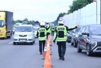 Petugas Korlantas Polri mengatur arus lalu lintas di Tol Cikampek saat Operasi Ketupat 2025, Sabtu (13/4/2025), menjelang puncak mudik Lebaran. Pengaturan lalu lintas dinilai memuaskan oleh publik dalam survei Indikator Politik pada 14–20 April 2025 (Foto: Humas).
