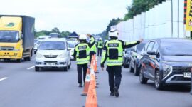 Petugas Korlantas Polri mengatur arus lalu lintas di Tol Cikampek saat Operasi Ketupat 2025, Sabtu (13/4/2025), menjelang puncak mudik Lebaran. Pengaturan lalu lintas dinilai memuaskan oleh publik dalam survei Indikator Politik pada 14–20 April 2025 (Foto: Humas).