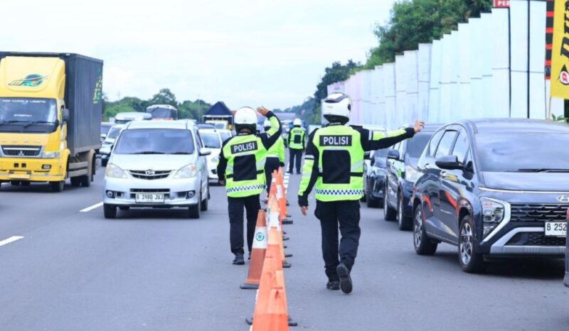 Petugas Korlantas Polri mengatur arus lalu lintas di Tol Cikampek saat Operasi Ketupat 2025, Sabtu (13/4/2025), menjelang puncak mudik Lebaran. Pengaturan lalu lintas dinilai memuaskan oleh publik dalam survei Indikator Politik pada 14–20 April 2025 (Foto: Humas).
