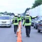 Petugas Korlantas Polri mengatur arus lalu lintas di Tol Cikampek saat Operasi Ketupat 2025, Sabtu (13/4/2025), menjelang puncak mudik Lebaran. Pengaturan lalu lintas dinilai memuaskan oleh publik dalam survei Indikator Politik pada 14–20 April 2025 (Foto: Humas).