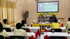 Kapolres Tana Toraja AKBP Budi Hermawan saat menerima kunjungan silaturahmi Pemuda Katolik di Aula Mapolres Tana Toraja, Selasa (6/5/2025) (Foto: Humas).