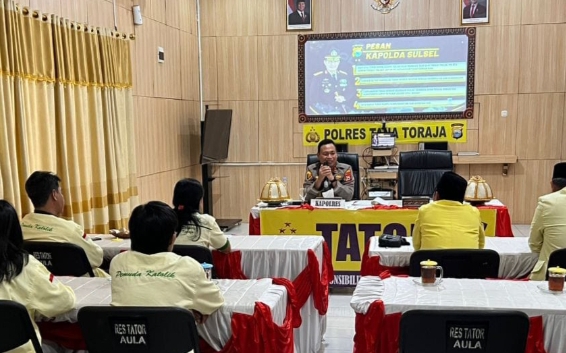 Kapolres Tana Toraja AKBP Budi Hermawan saat menerima kunjungan silaturahmi Pemuda Katolik di Aula Mapolres Tana Toraja, Selasa (6/5/2025) (Foto: Humas).