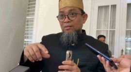 Kepala Dinas Pendidikan Sulsel, Iqbal Najamuddin, saat memaparkan perubahan sistem SPMB 2025 dalam rapat kerja bersama Komisi E DPRD Sulsel di Makassar, Selasa (6/5/2025). (Foto: Istimewa)..