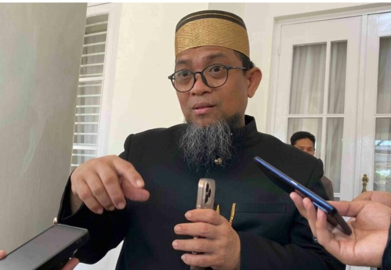 Kepala Dinas Pendidikan Sulsel, Iqbal Najamuddin, saat memaparkan perubahan sistem SPMB 2025 dalam rapat kerja bersama Komisi E DPRD Sulsel di Makassar, Selasa (6/5/2025). (Foto: Istimewa)..