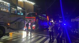 Kapolres Tana Toraja bersama personel Polres saat mengamankan pemberangkatan jamaah haji di Masjid Raya Makale, Jumat (9/5/2025) (Foto: Humas).