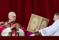 Paus Leo XIV, yang baru terpilih dari hasil Konklaf tanggal 7–8 Mei 2025, menyampaikan salam dan berkat pertamanya dari balkon Basilika Santo Petrus, Vatikan, Rabu (8/5/2025) (Foto: Istimewa).