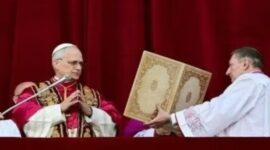 Paus Leo XIV, yang baru terpilih dari hasil Konklaf tanggal 7–8 Mei 2025, menyampaikan salam dan berkat pertamanya dari balkon Basilika Santo Petrus, Vatikan, Rabu (8/5/2025) (Foto: Istimewa).