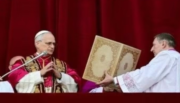 Paus Leo XIV, yang baru terpilih dari hasil Konklaf tanggal 7–8 Mei 2025, menyampaikan salam dan berkat pertamanya dari balkon Basilika Santo Petrus, Vatikan, Rabu (8/5/2025) (Foto: Istimewa).