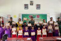 Kapten Inf Daud Sampe bersama jajaran Kodim 1414/Tator, guru, dan siswa SDN 06 Sesean foto bersama usai pelaksanaan Program Hasanuddin Peduli Anak Sekolah di Lembang Bori Lombongan, Kecamatan Sesean, Toraja Utara pada Jumat (9/5/2025) (Foto: Istimewa).