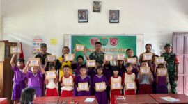 Kapten Inf Daud Sampe bersama jajaran Kodim 1414/Tator, guru, dan siswa SDN 06 Sesean foto bersama usai pelaksanaan Program Hasanuddin Peduli Anak Sekolah di Lembang Bori Lombongan, Kecamatan Sesean, Toraja Utara pada Jumat (9/5/2025) (Foto: Istimewa).