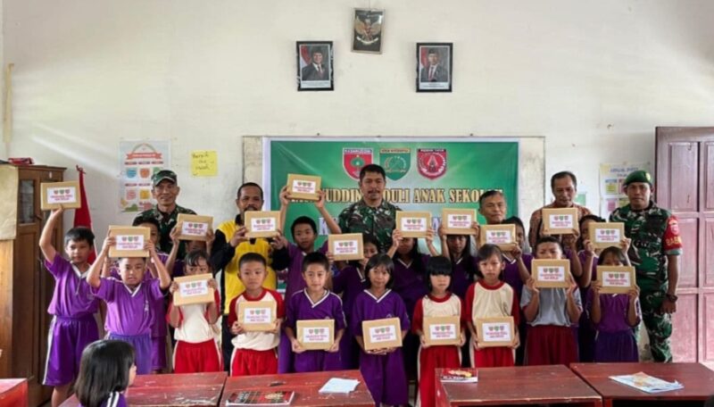 Kapten Inf Daud Sampe bersama jajaran Kodim 1414/Tator, guru, dan siswa SDN 06 Sesean foto bersama usai pelaksanaan Program Hasanuddin Peduli Anak Sekolah di Lembang Bori Lombongan, Kecamatan Sesean, Toraja Utara pada Jumat (9/5/2025) (Foto: Istimewa).