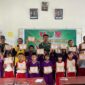 Kapten Inf Daud Sampe bersama jajaran Kodim 1414/Tator, guru, dan siswa SDN 06 Sesean foto bersama usai pelaksanaan Program Hasanuddin Peduli Anak Sekolah di Lembang Bori Lombongan, Kecamatan Sesean, Toraja Utara pada Jumat (9/5/2025) (Foto: Istimewa).