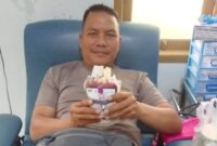 Aipda Syaharuddin, Bhabinkamtibmas Polres Tana Toraja, usai melakukan donor darah untuk warga di Tana Toraja, Jumat (9/5/2025) (Foto: Humas).