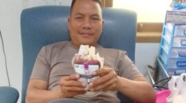 Aipda Syaharuddin, Bhabinkamtibmas Polres Tana Toraja, usai melakukan donor darah untuk warga di Tana Toraja, Jumat (9/5/2025) (Foto: Humas).