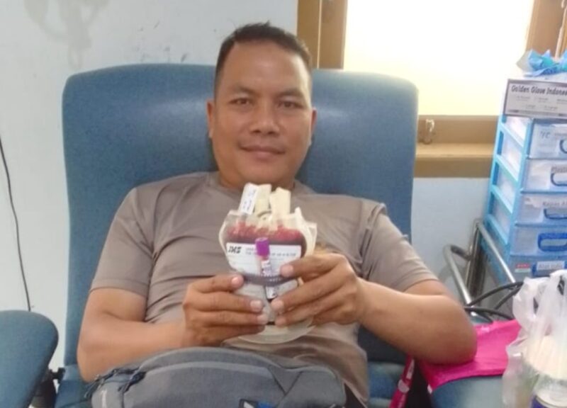 Aipda Syaharuddin, Bhabinkamtibmas Polres Tana Toraja, usai melakukan donor darah untuk warga di Tana Toraja, Jumat (9/5/2025) (Foto: Humas).