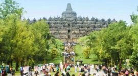 Umat Buddha mengikuti prosesi Waisak 2025 di Candi Borobudur, Magelang, Jawa Tengah, Senin 12 Mei 2025, dengan khidmat dan damai (Foto: Istimewa).