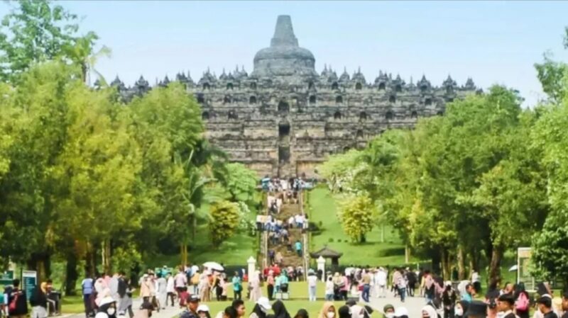 Umat Buddha mengikuti prosesi Waisak 2025 di Candi Borobudur, Magelang, Jawa Tengah, Senin 12 Mei 2025, dengan khidmat dan damai (Foto: Istimewa).