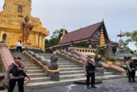 Personel Brimob Polda Kaltim berjaga di Vihara Mahavihara Buddhamanggala, Balikpapan Utara, saat perayaan Waisak 2025, Selasa (12/5/2025) (Foto: Istimewa).