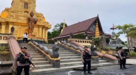 Personel Brimob Polda Kaltim berjaga di Vihara Mahavihara Buddhamanggala, Balikpapan Utara, saat perayaan Waisak 2025, Selasa (12/5/2025) (Foto: Istimewa).