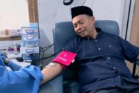 Kapolres Tana Toraja AKBP Budi Hermawan saat mendonorkan darah  untuk pasien yang membutuhkan di RSUD Lakipadada sebagai bentuk kepedulian kepada masyarakat, Selasa (13/5/2025) (Foto: Humas).