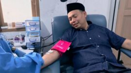 Kapolres Tana Toraja AKBP Budi Hermawan saat mendonorkan darah  untuk pasien yang membutuhkan di RSUD Lakipadada sebagai bentuk kepedulian kepada masyarakat, Selasa (13/5/2025) (Foto: Humas).
