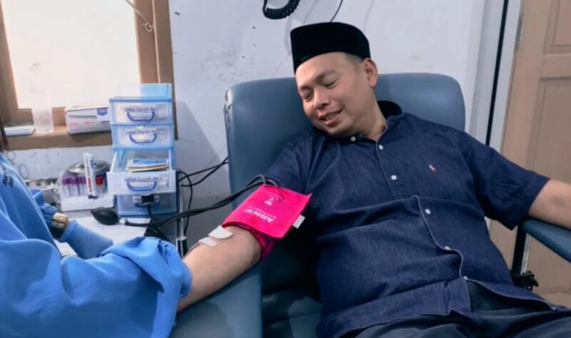 Kapolres Tana Toraja AKBP Budi Hermawan saat mendonorkan darah  untuk pasien yang membutuhkan di RSUD Lakipadada sebagai bentuk kepedulian kepada masyarakat, Selasa (13/5/2025) (Foto: Humas).