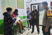 Pria tak dikenal yang diamuk massa di Limbong, Tana Toraja, mendapat penanganan medis di Puskesmas Ge’tengan, Rabu malam, (14/5/2025) (Foto: Istimewa).