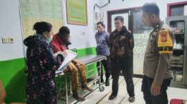 Pria tak dikenal yang diamuk massa di Limbong, Tana Toraja, mendapat penanganan medis di Puskesmas Ge’tengan, Rabu malam, (14/5/2025) (Foto: Istimewa).