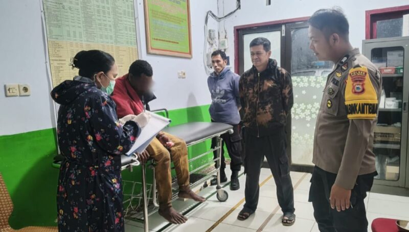 Pria tak dikenal yang diamuk massa di Limbong, Tana Toraja, mendapat penanganan medis di Puskesmas Ge’tengan, Rabu malam, (14/5/2025) (Foto: Istimewa).