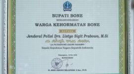 Kapolri Jenderal Listyo Sigit Prabowo menerima piagam gelar adat kehormatan 