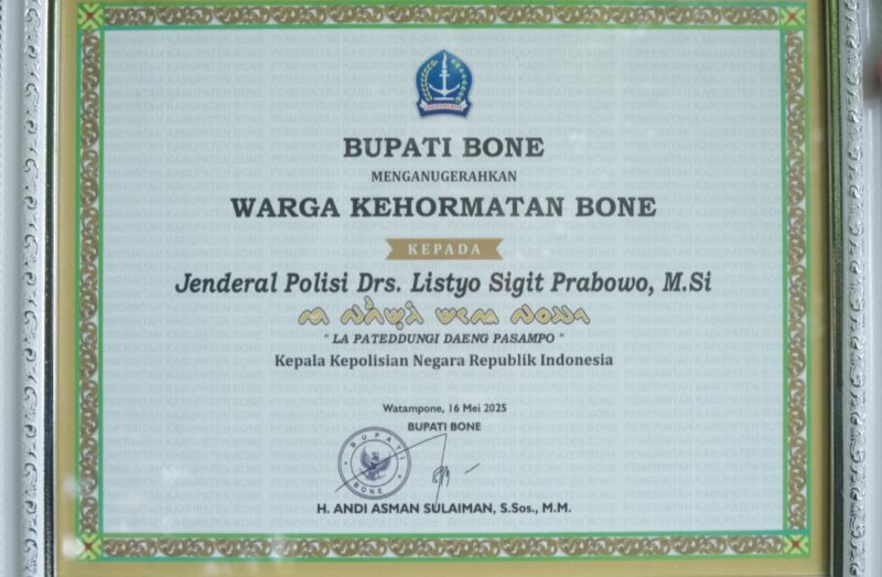 Kapolri Jenderal Listyo Sigit Prabowo menerima piagam gelar adat kehormatan 
