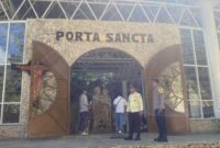 Personel Polsek Sangalla berjaga di sekitar Gereja Santa Familia Sa'pak Bayo-Bayo saat Ibadah Paskah berlangsung. Kapolsek Sangalla IPTU Constantinus mengapresiasi kinerja personel atas suksesnya pengamanan kegiatan ibadah PKK BRI RO Makassar tersebut, Sabtu (17/5/2025) (Foto: Humas).