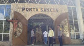 Personel Polsek Sangalla berjaga di sekitar Gereja Santa Familia Sa'pak Bayo-Bayo saat Ibadah Paskah berlangsung. Kapolsek Sangalla IPTU Constantinus mengapresiasi kinerja personel atas suksesnya pengamanan kegiatan ibadah PKK BRI RO Makassar tersebut, Sabtu (17/5/2025) (Foto: Humas).
