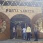 Personel Polsek Sangalla berjaga di sekitar Gereja Santa Familia Sa'pak Bayo-Bayo saat Ibadah Paskah berlangsung. Kapolsek Sangalla IPTU Constantinus mengapresiasi kinerja personel atas suksesnya pengamanan kegiatan ibadah PKK BRI RO Makassar tersebut, Sabtu (17/5/2025) (Foto: Humas).