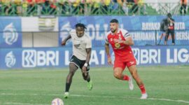 Pemain PSM Makassar dan Barito Putera berebut bola dalam pertandingan Liga 1 di Stadion Demang Lehman, Kalimantan Selatan, Sabtu (17/5/2025) (Foto: Istimewa).