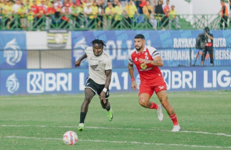 Pemain PSM Makassar dan Barito Putera berebut bola dalam pertandingan Liga 1 di Stadion Demang Lehman, Kalimantan Selatan, Sabtu (17/5/2025) (Foto: Istimewa).