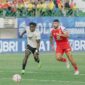Pemain PSM Makassar dan Barito Putera berebut bola dalam pertandingan Liga 1 di Stadion Demang Lehman, Kalimantan Selatan, Sabtu (17/5/2025) (Foto: Istimewa).