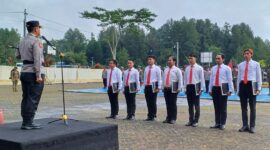 Kapolres Toraja Utara AKBP Stephanus Luckto A.W, S.I.K., S.H., M.Si saat menyerahkan penghargaan kepada tujuh personel berprestasi di halaman Mapolres Toraja Utara, Senin (19/05/2025) pagi. (Foto: Humas).